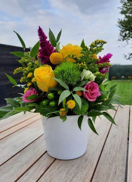 Kleurrijke bloemencreatie geel-fuchsia